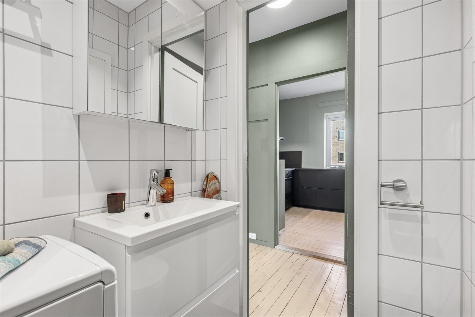 Heldekkende servant med skuffeseksjon og overskap med speilfronter Galleribilde