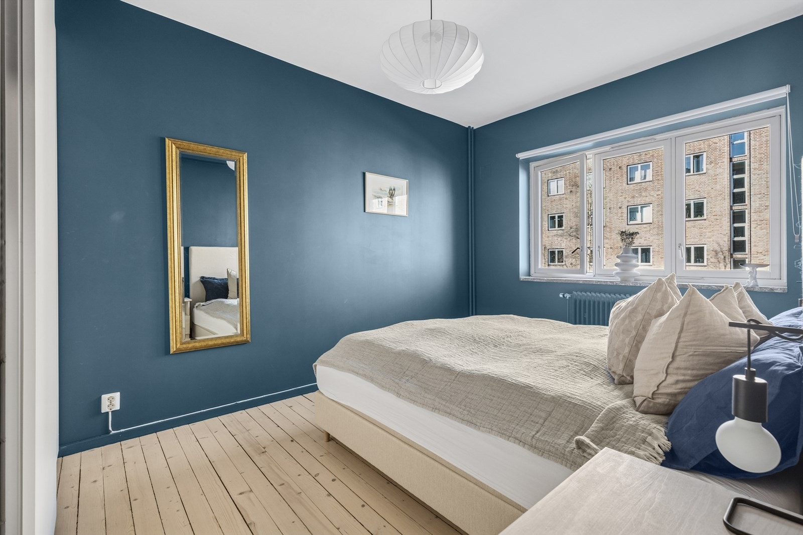 Soverommet vender mot den rolige gate i Schouterrassen Galleribilde