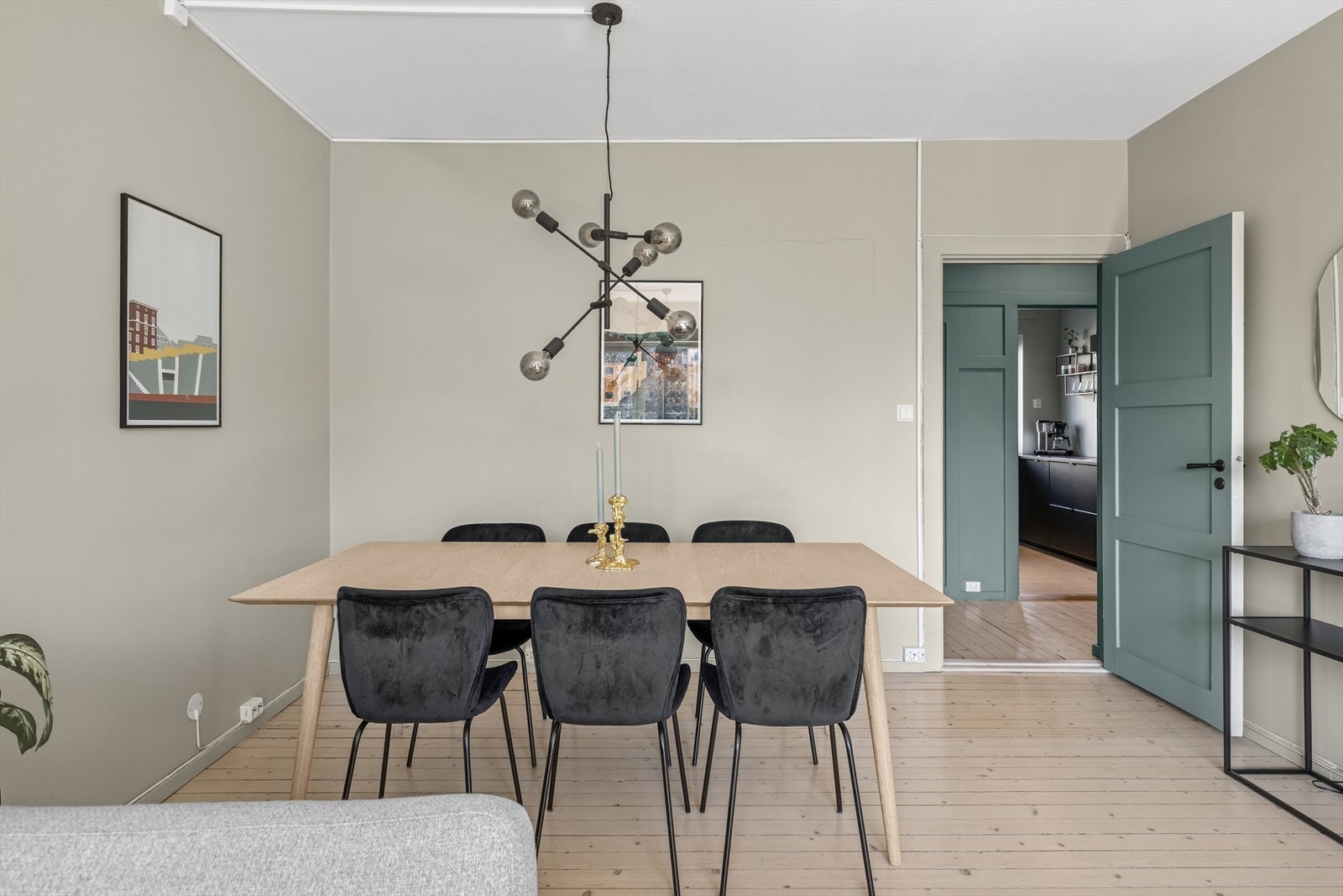 I stuen får du også plass til et stort spisebord med plass til flere gjester Galleribilde