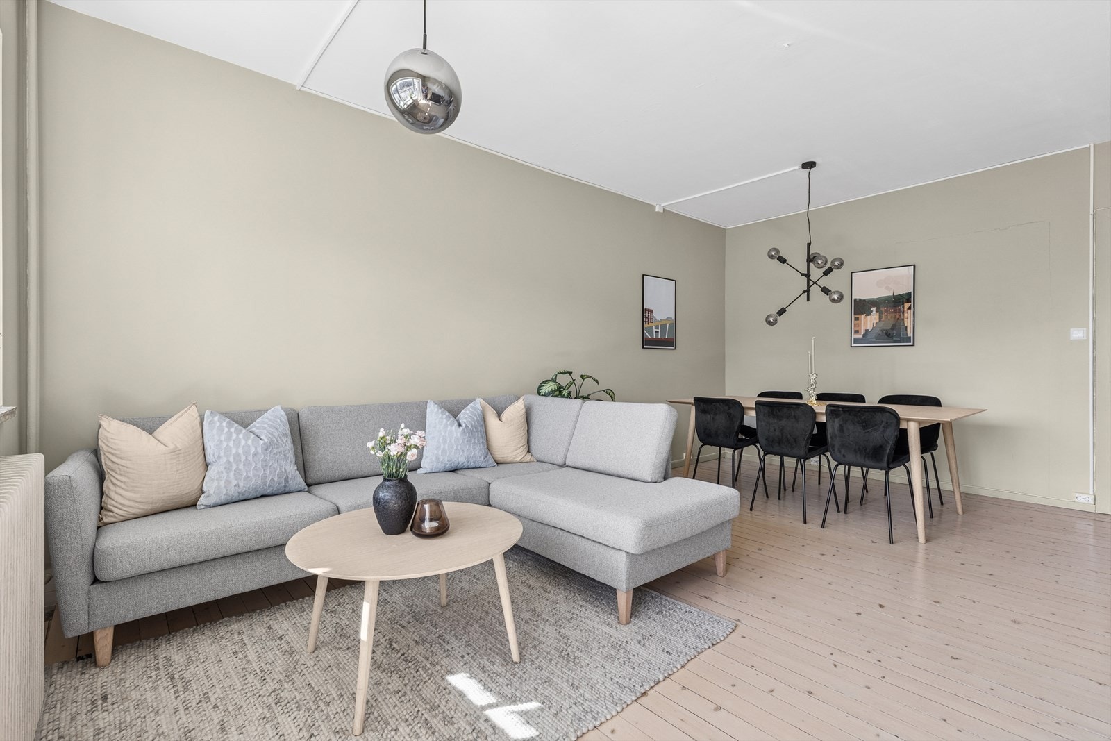 I stuen er det god plass til både sofagruppe og spisebord Galleribilde