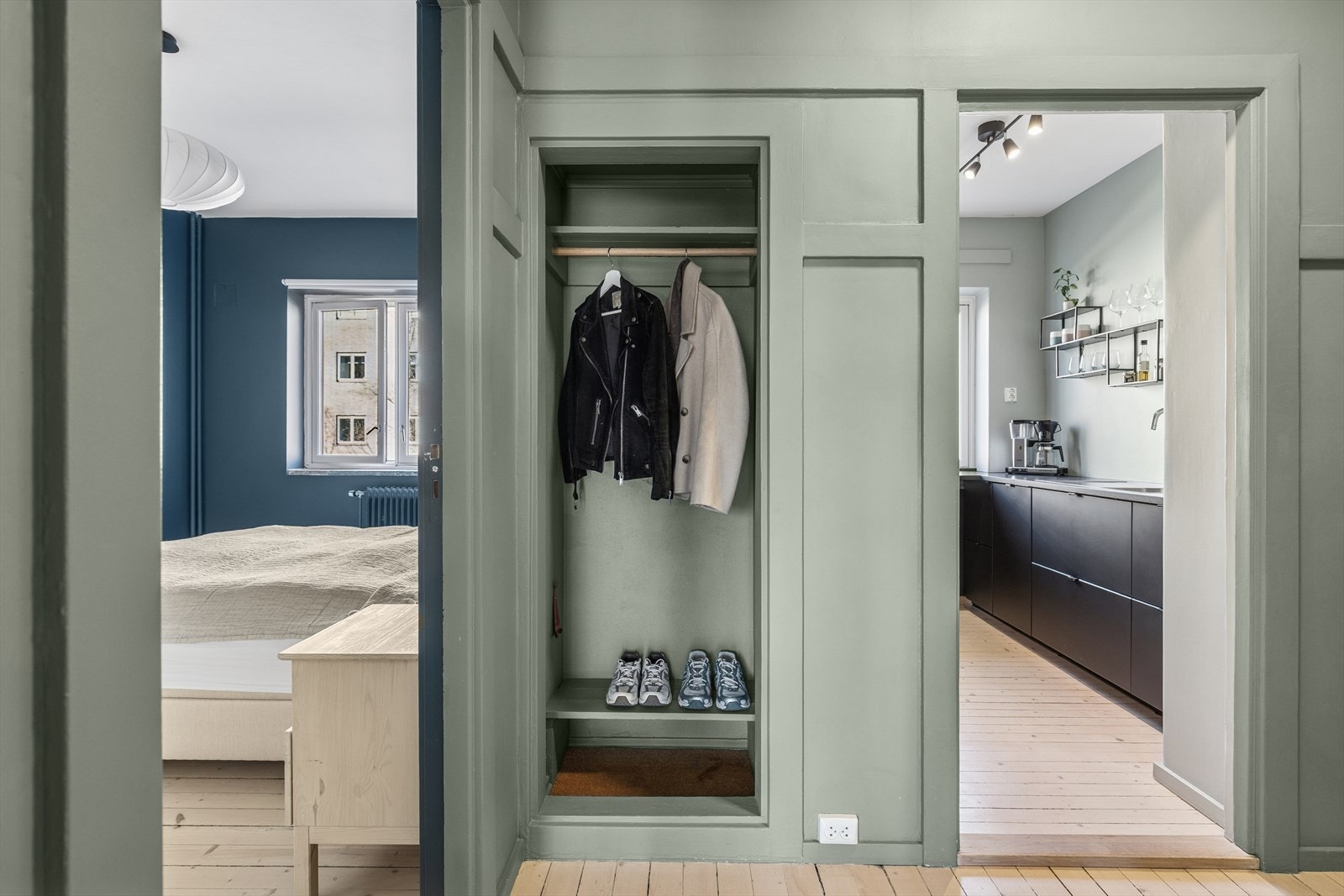 Tilknyttet entreen er det et praktisk kott for oppbevaring Galleribilde