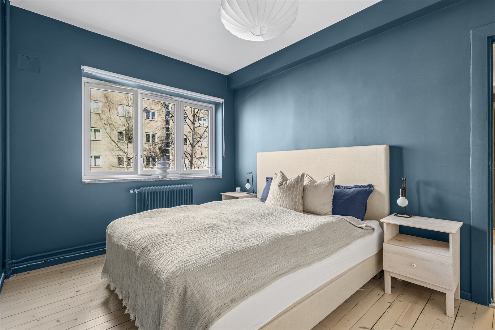 Soverommet i leiligheten er av god størrelse. Her har du plass til stor seng og nattbord på begge sider Galleribilde