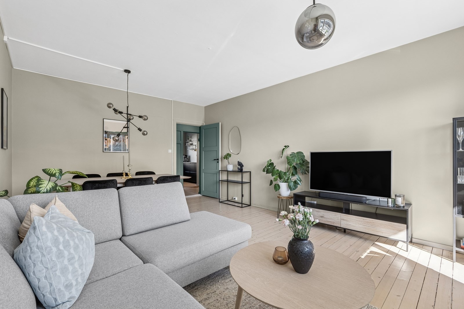 Her kan du møblere med stor sofagruppe med tilhørende tv-møblement Galleribilde