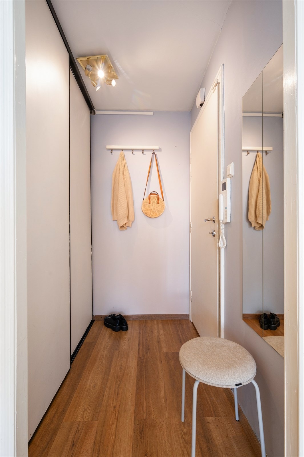 Skyvedørsgarderobe i entré Galleribilde