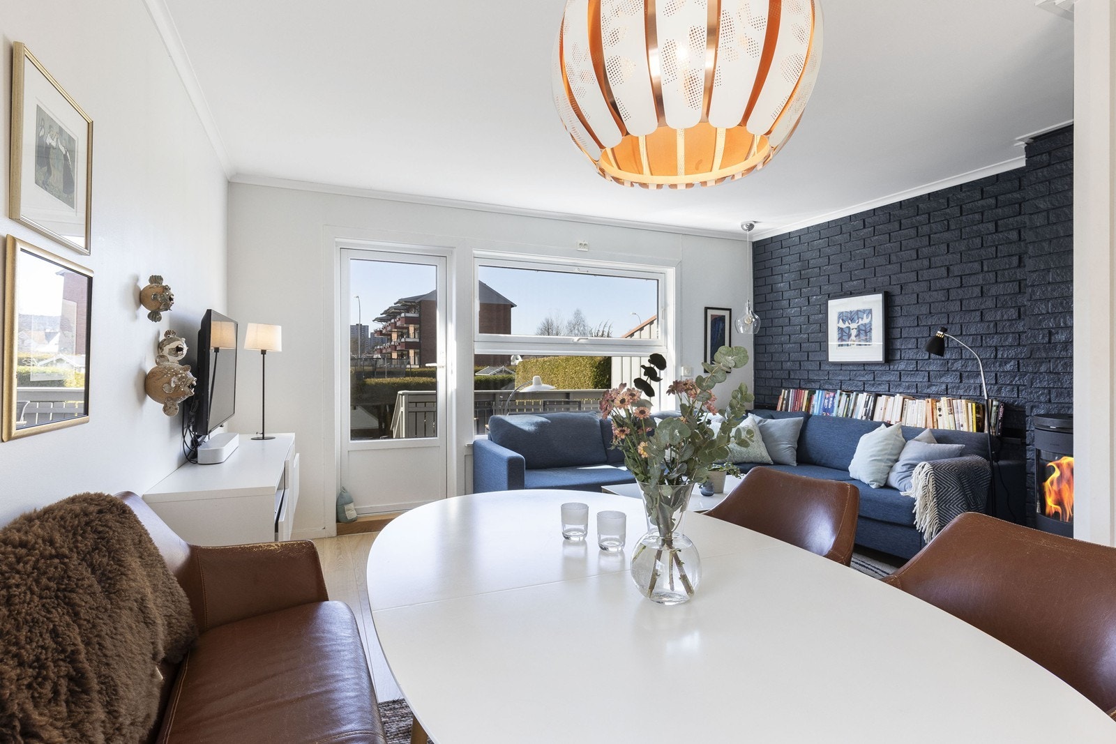 Fra stuen er det utgang til terrasse og hage Galleribilde