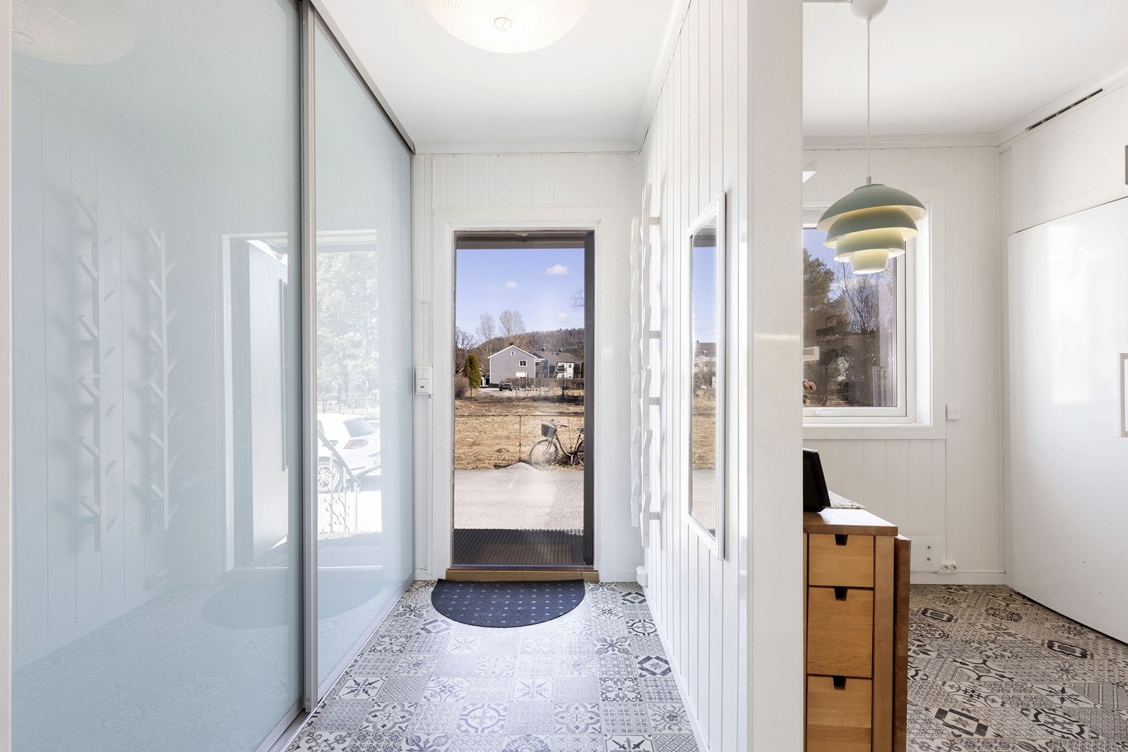 Entre med skyvedørsgarderobe Galleribilde