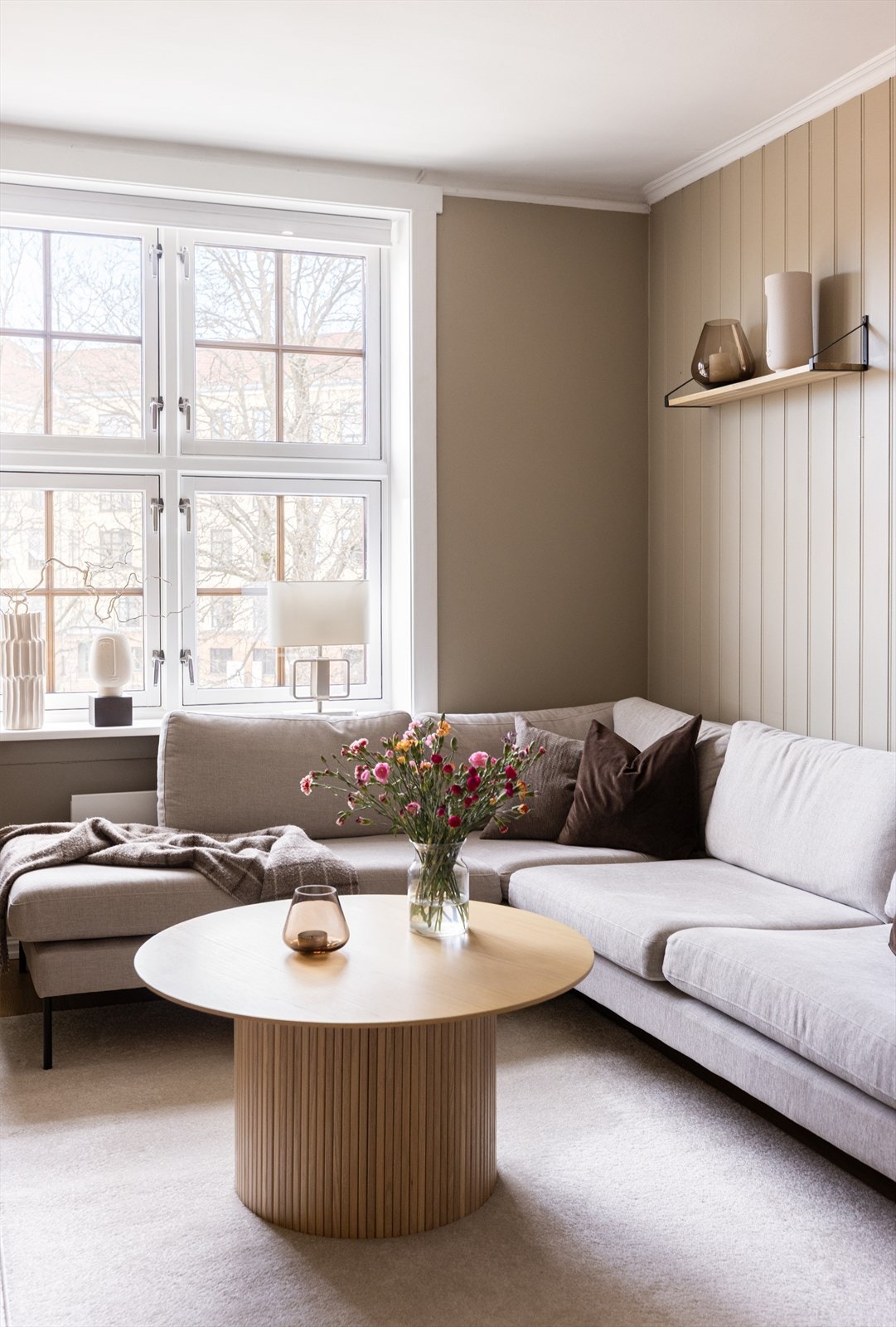 Stuen har store vindusflater som slipper inn rikelig mengder med naturlig lys. Galleribilde