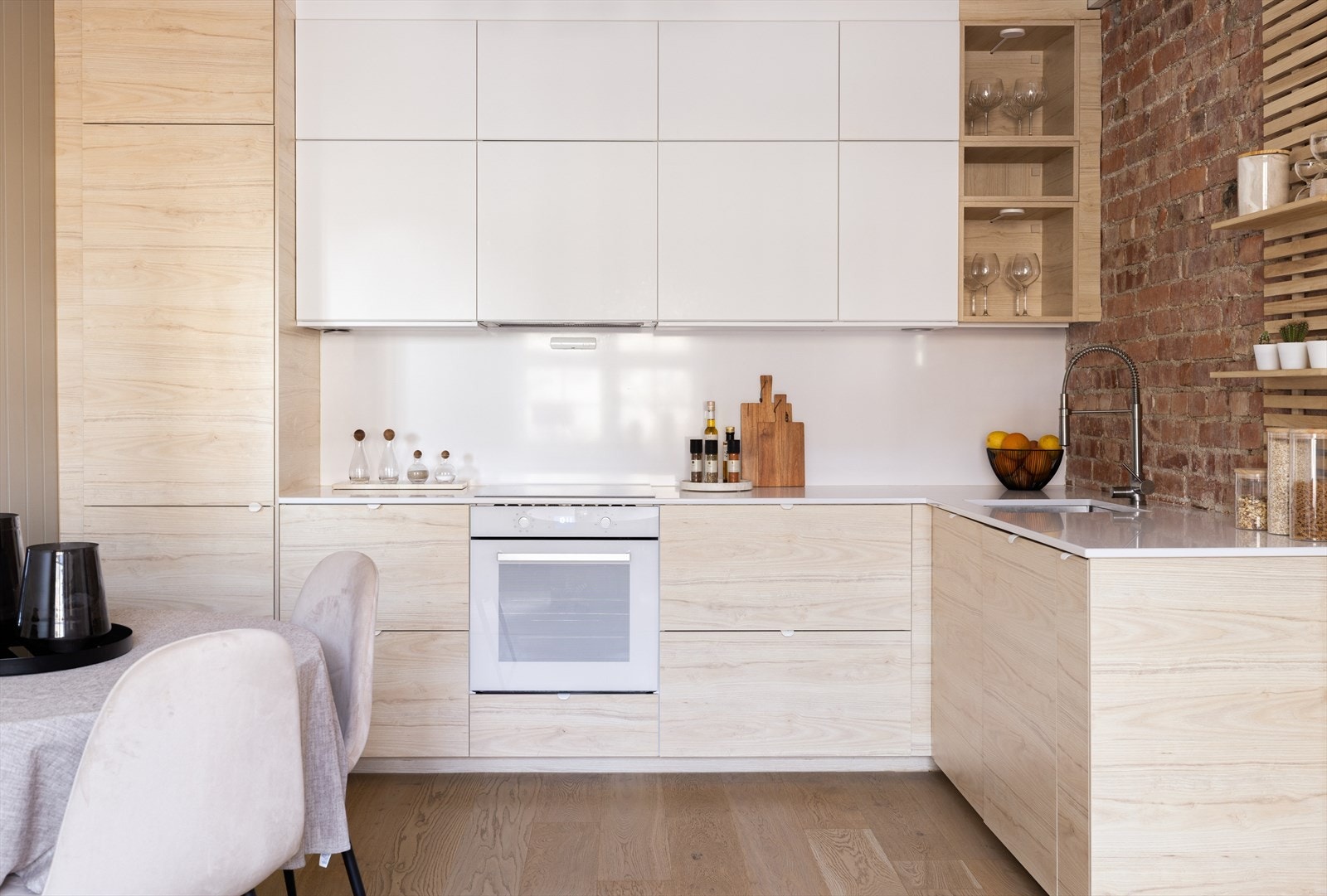 Tidsriktig og moderne utforming på kjøkkenet. Galleribilde