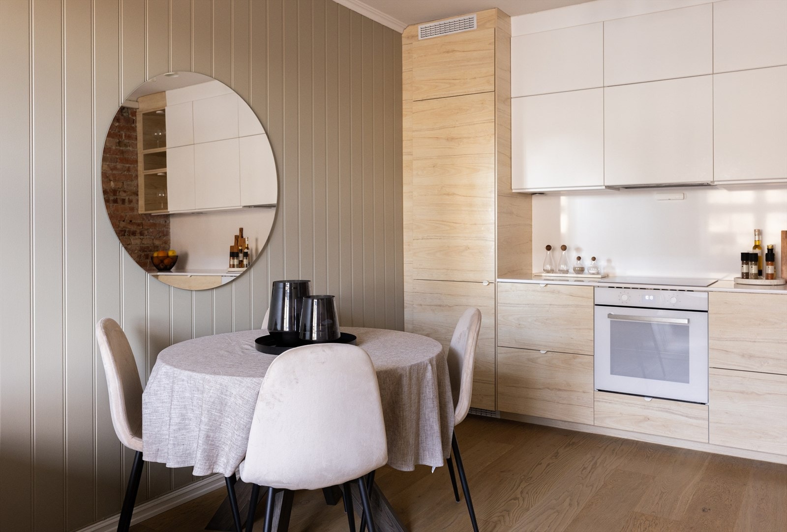 I tilknytning til kjøkkenet er det plass til et hyggelig spisebord. Galleribilde