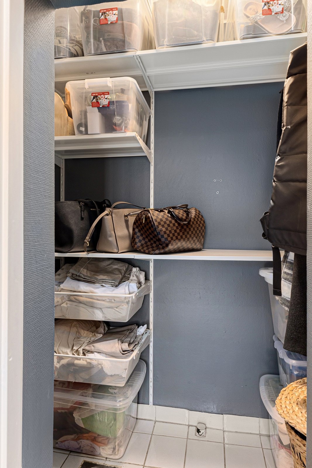 I tilknytning til entréen har leiligheten en praktisk innvendig bod som bidrar til oppbevaringsplass. Galleribilde