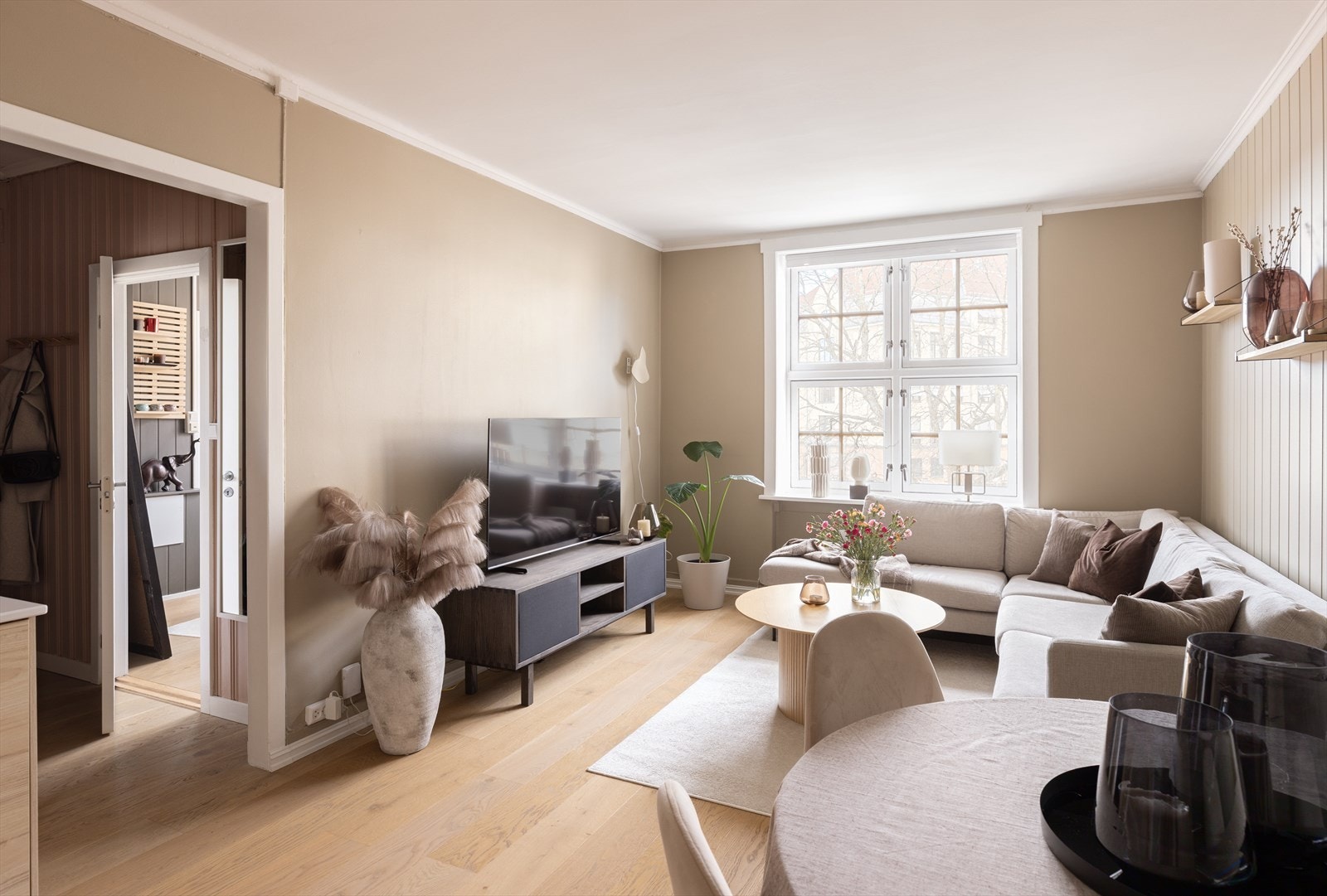 Pent malte overflater i tidsriktige farger, kombinert med en flott parkett skaper en lun og behagelig stemning i rommet. Galleribilde