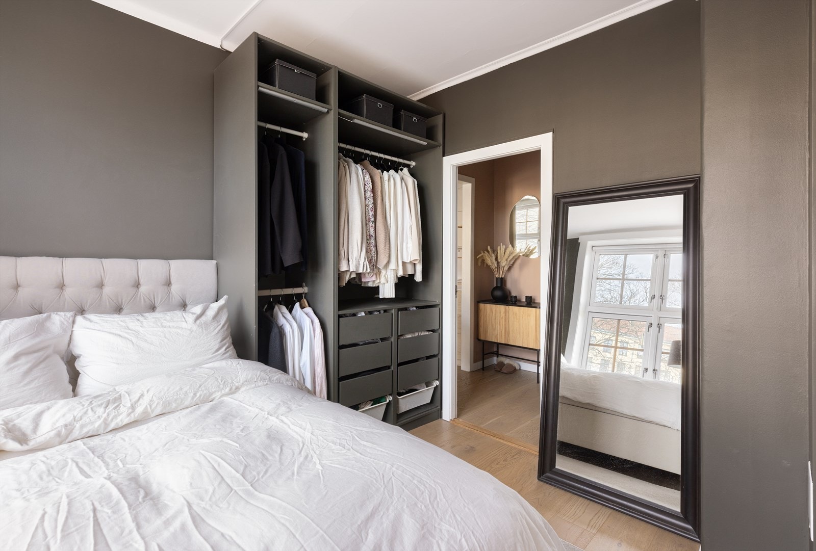 På soverommet er det montert et praktisk garderobeskap som bidrar til gode oppbevaringsmuligheter. Galleribilde