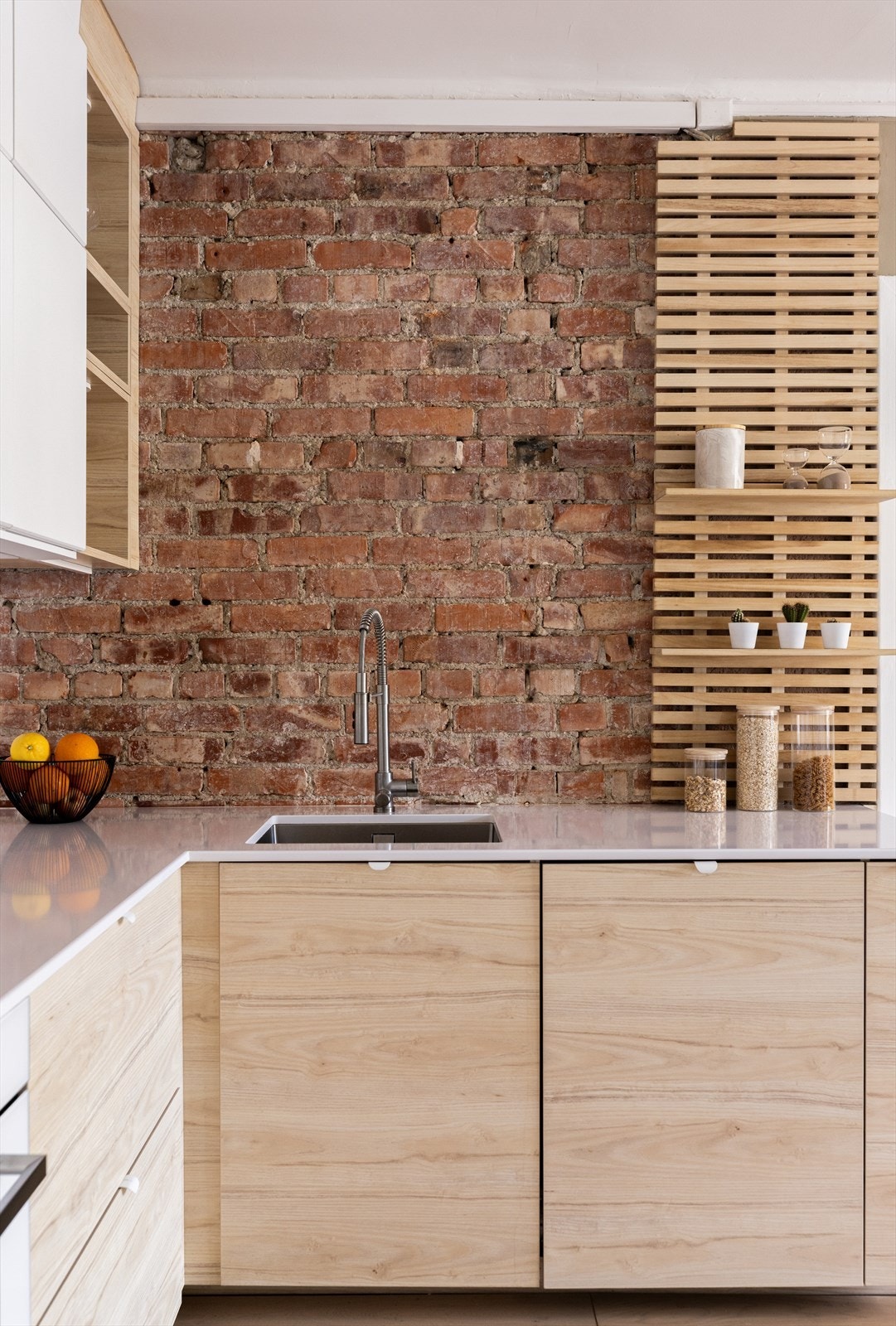 Kjøkkenets hvitevarer består av platetopp, nedfelt kum, ettgreps blandebatteri, kombi kjøl/fryseskap, stekeovn og oppvaskmaskin. Galleribilde