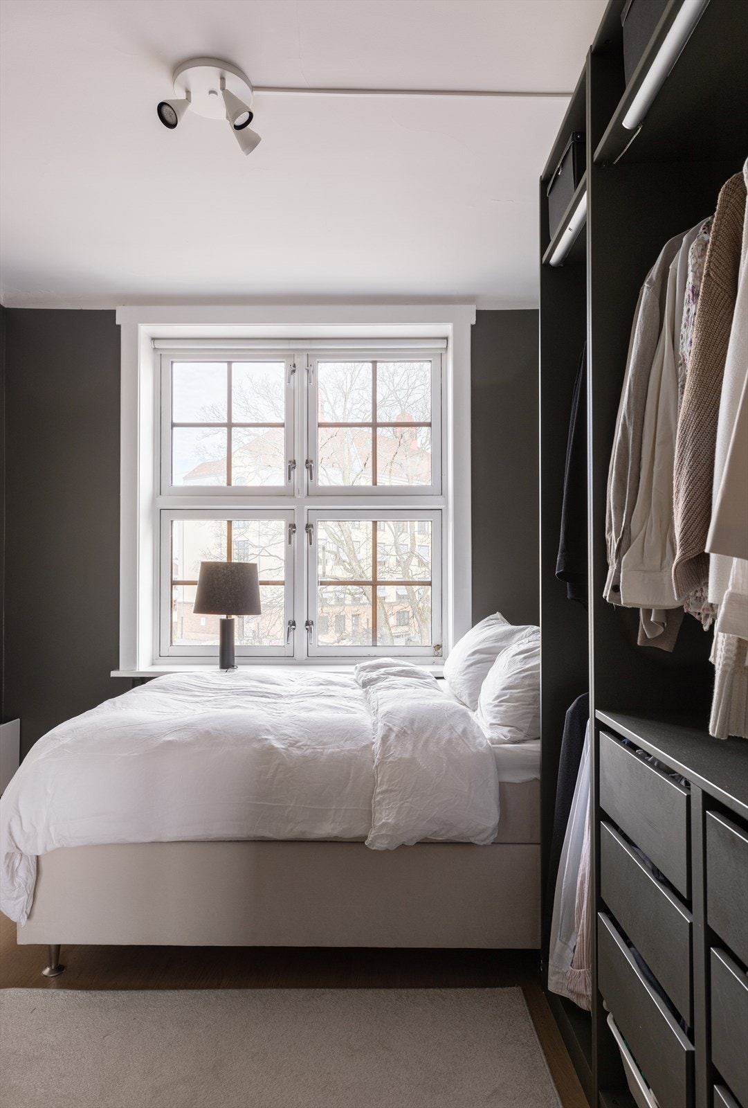 Her er det god plass til dobbeltseng, garderobeskap og annet ønskelig møblement. Galleribilde