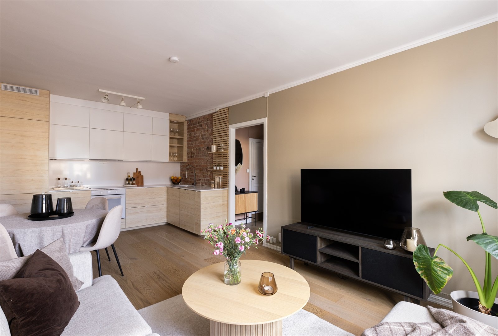 Stuen er av god størrelse med plass til hjørnesofa, tilhørende bord, spisegruppe og annet ønskelig møblement. Galleribilde