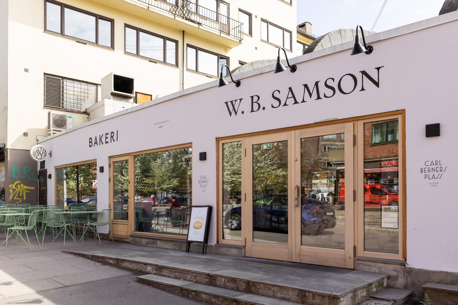 Det er et bredt utvalg av service- og serveringssteder i området. Galleribilde