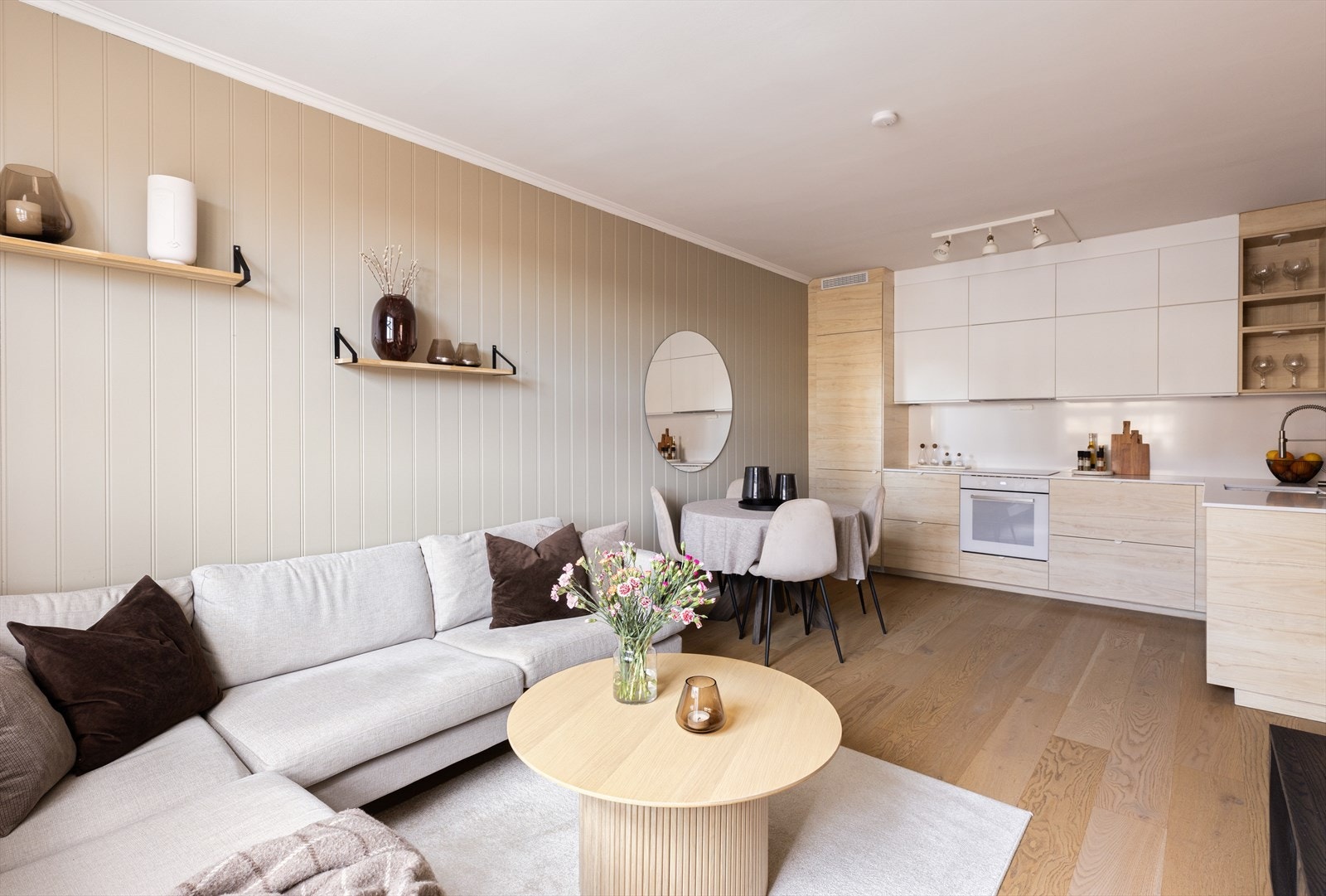 Leiligheten byr på en åpen stue-/kjøkkenløsning som skaper en sosial og luftig atmosfære. Galleribilde