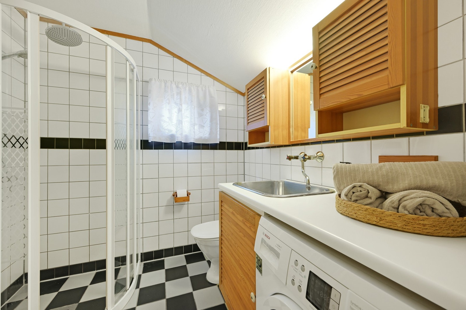 Rett på innsiden av inngangsdøren finner vi et kombinert bad/vaskerom Galleribilde