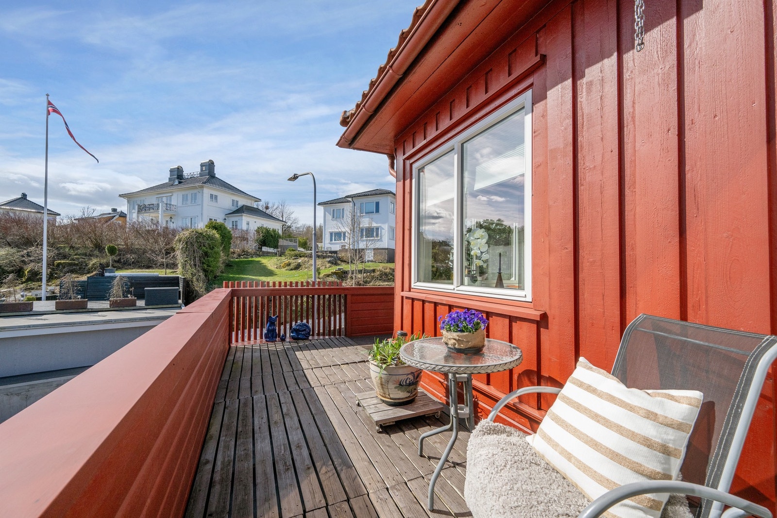 Hjørnet mot veien består av trespiler i bueform Galleribilde