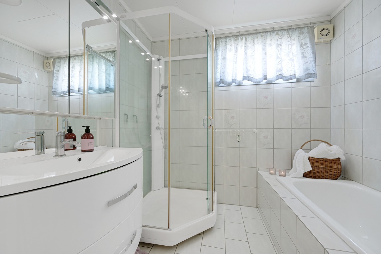 Bad med både dusjkabinett og innebygget badekar Galleribilde