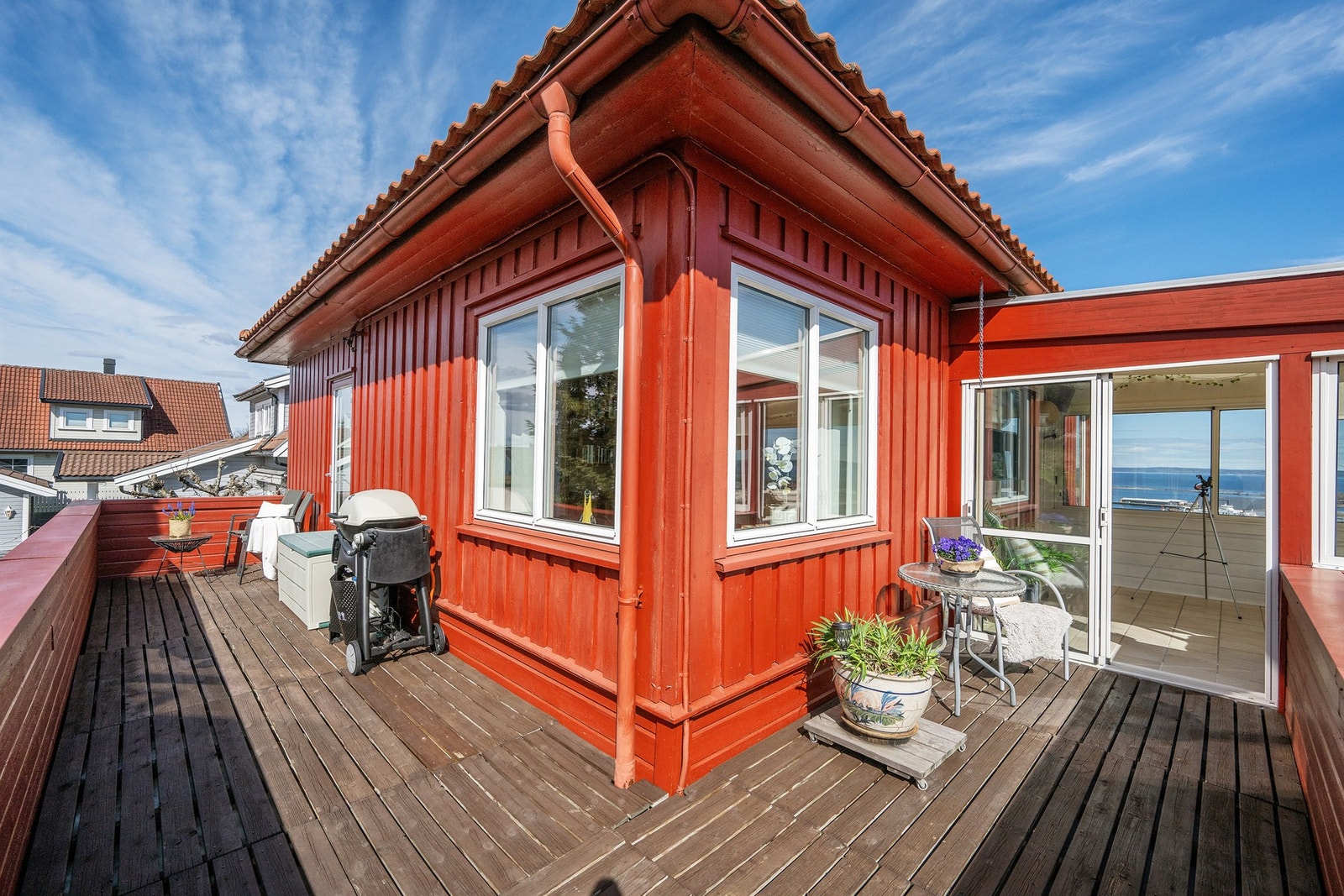 Terrassen fortsetter rundt hjørnet og har ettermiddag/kveldssol Galleribilde