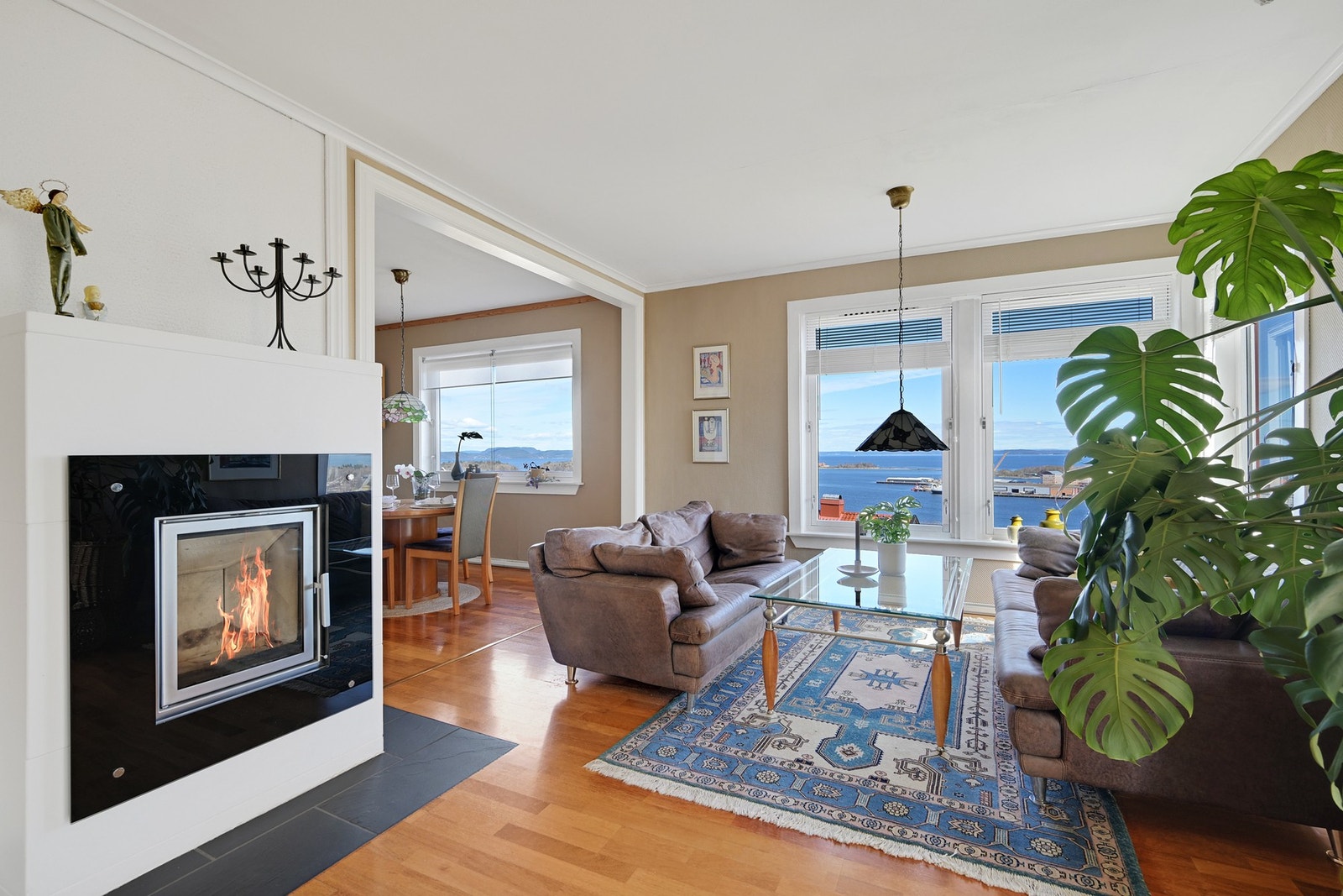 Den andre stua har stilig peisovn og god plass for sofa Galleribilde