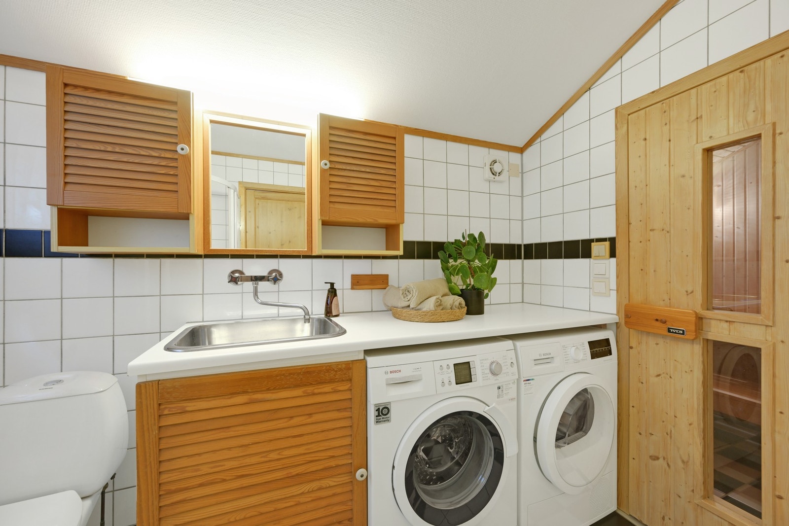 Her er det flislagt gulv/gulvvarme og dør til badstue Galleribilde