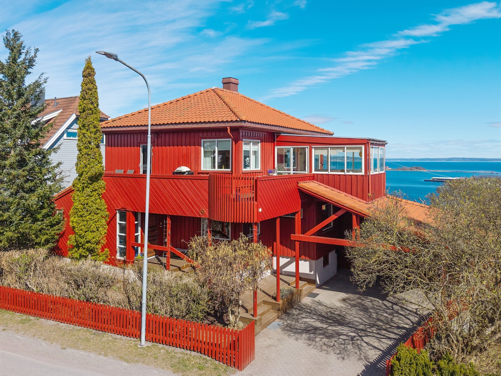 Velkommen til Aschehougsgate 19 - en trivelig og innholdsrik funkis enebolig Galleribilde