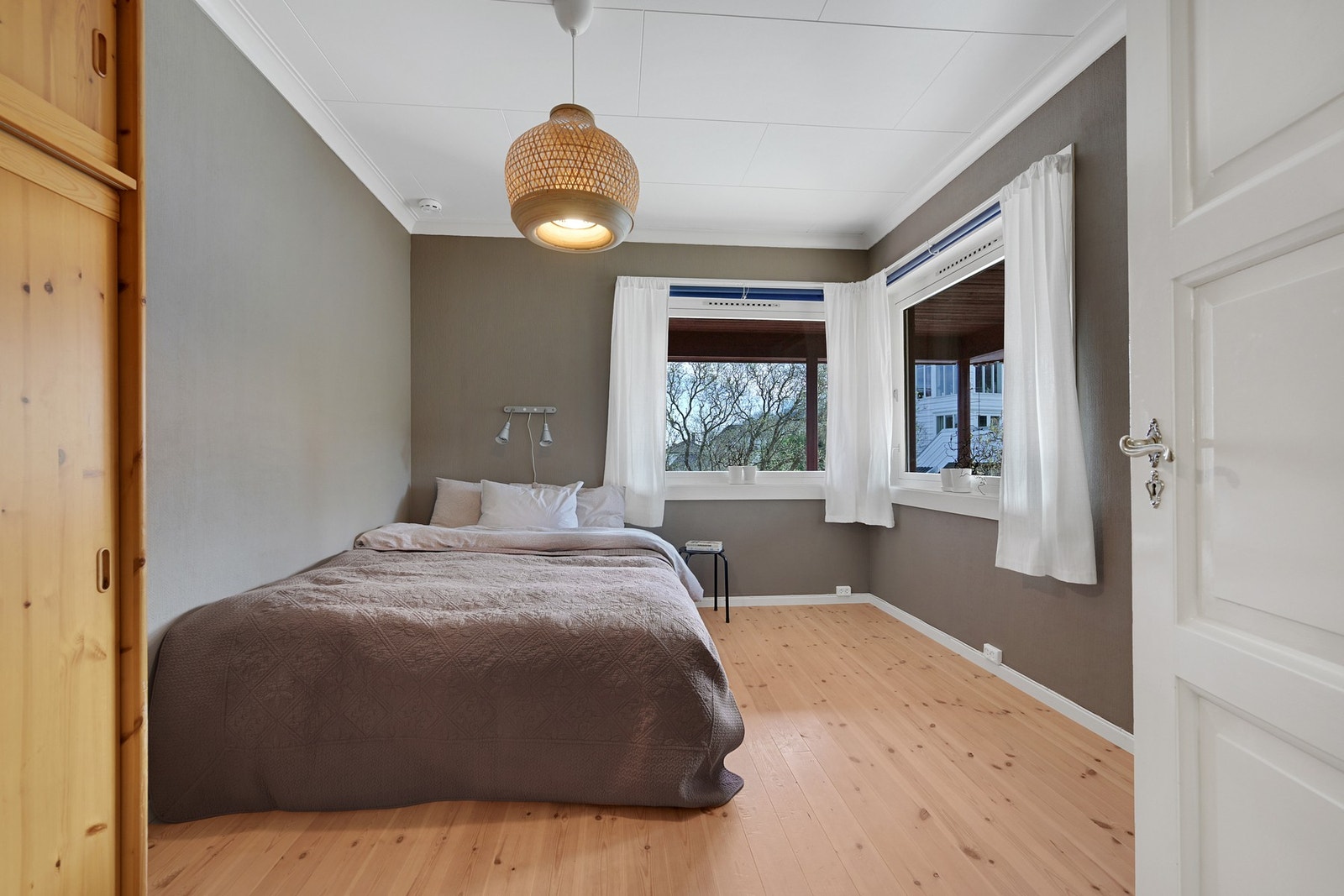 Soverom II har også furugulv og god plass til dobbelsen Galleribilde