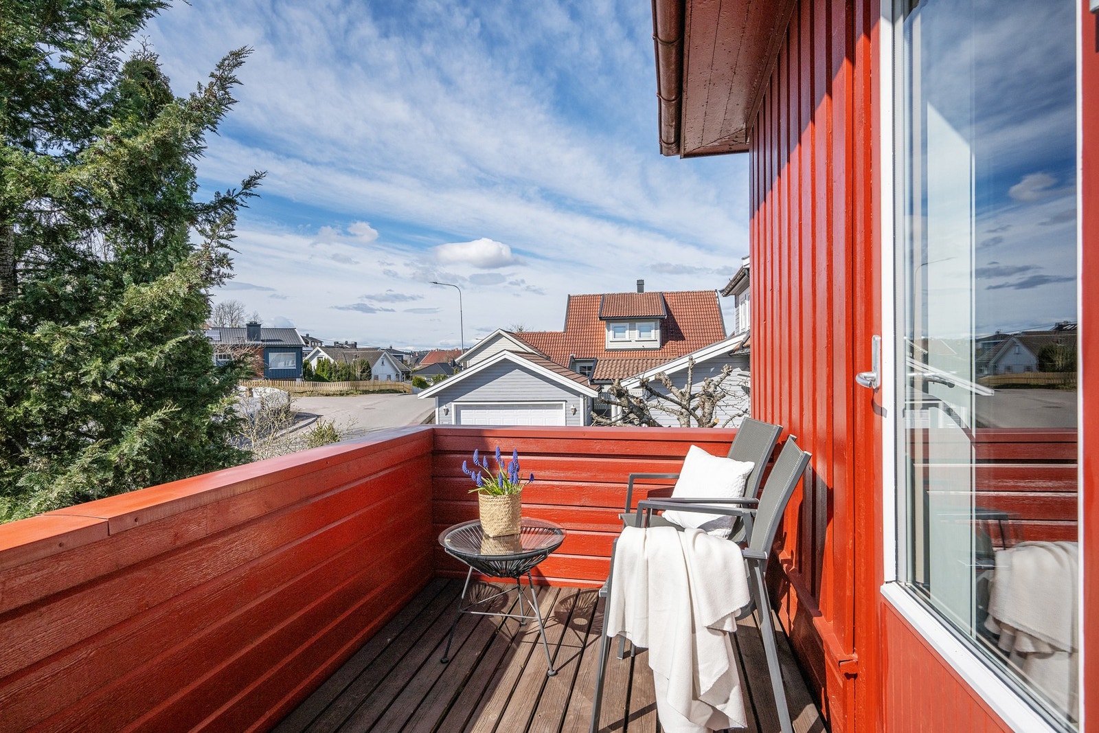 I det vestlige hjørnet av terrassen kan du hygge deg med kveldssol Galleribilde