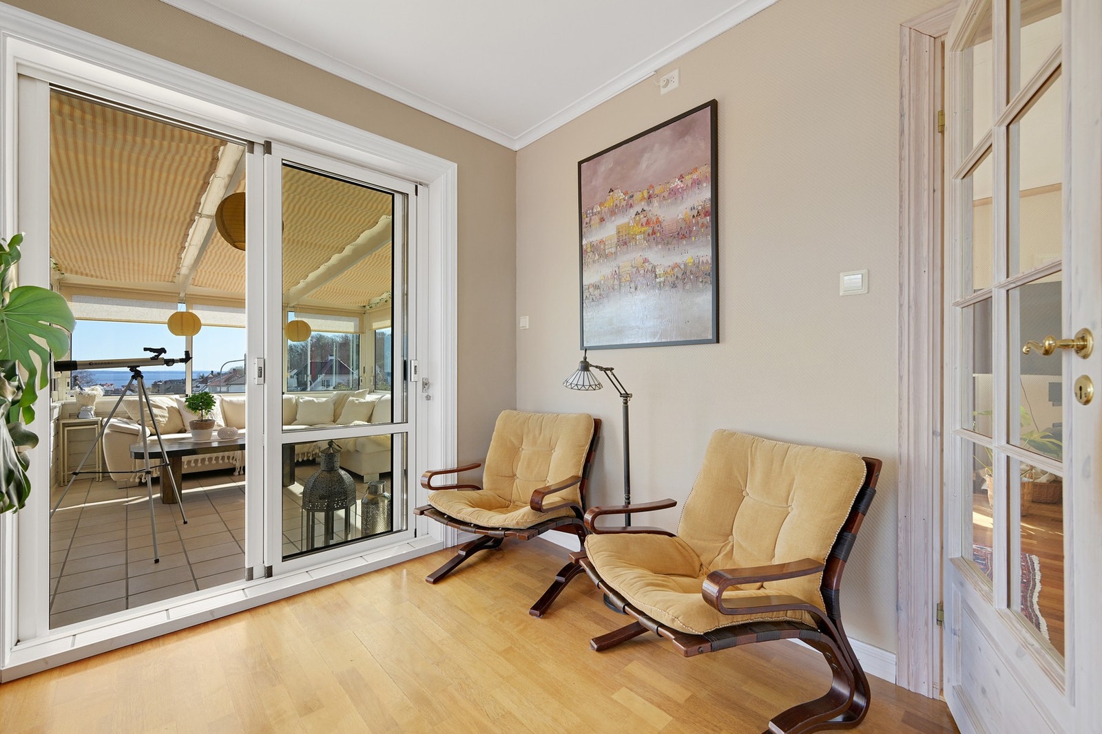 Fa stue er det utgang til den store vinterhagen gjennom en låsbar skyvedør Galleribilde