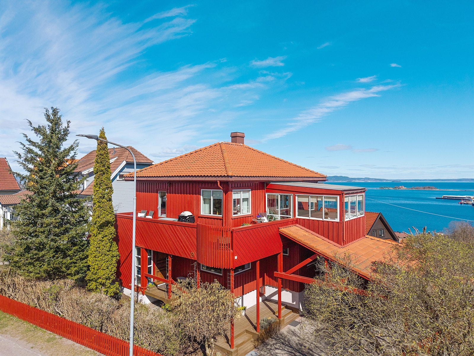 Påbygget har skråpanel og carporten er holdt oppe av laminerte bjelker i fagverk Galleribilde