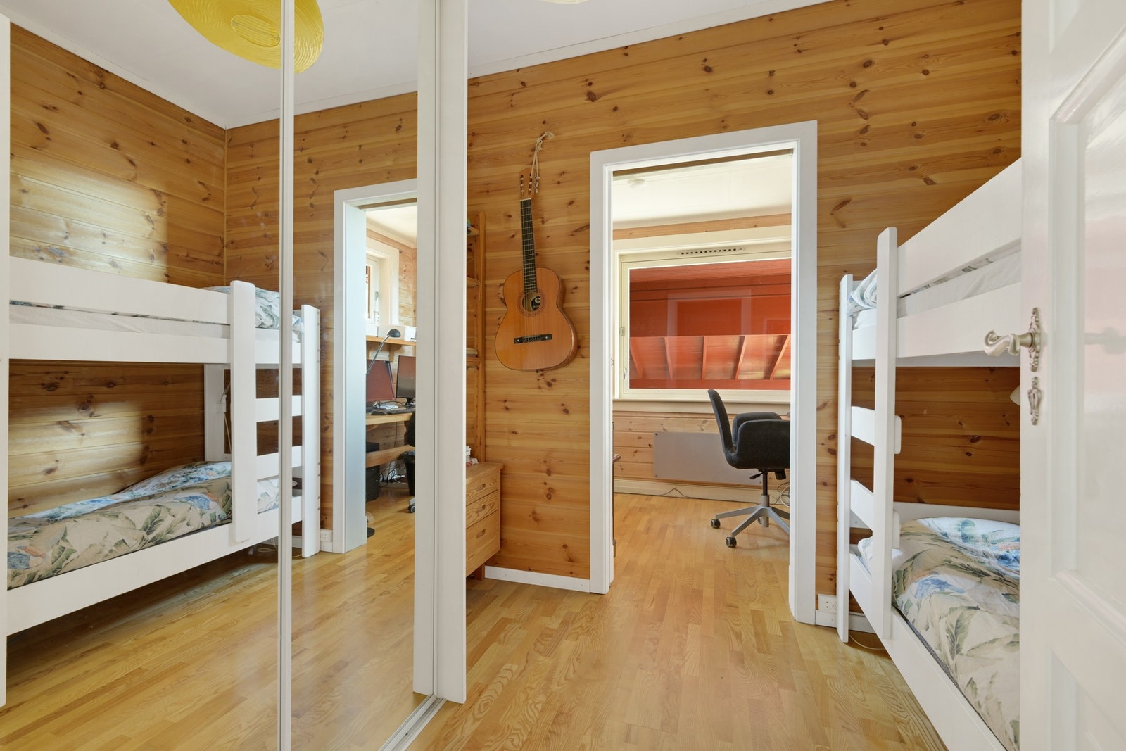 Soverom IV har også speilgarderobe og er avdelt fra kontoret/gamingrommet med skyvedør Galleribilde