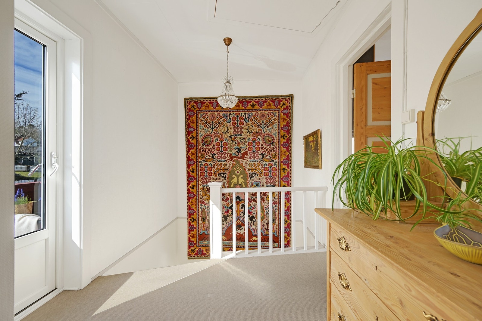 På toppen av trappa har du valget mellom kjøkkendøra, døra til TV-stue og utgang til terrassen Galleribilde