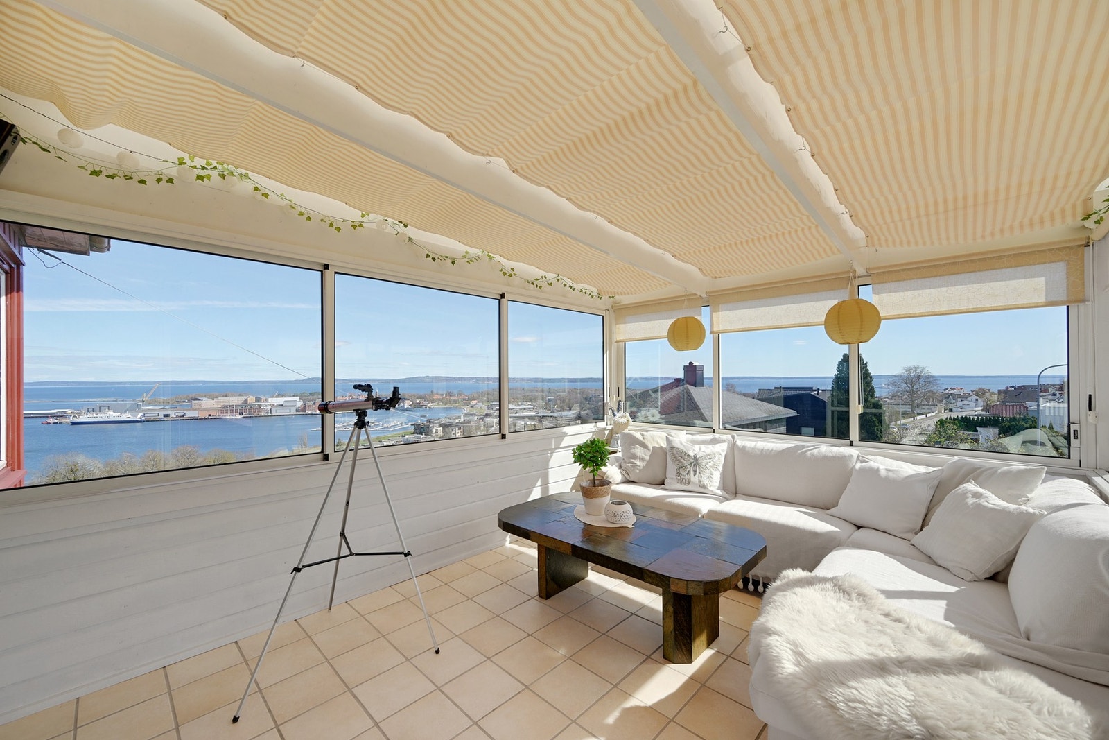 Her er det utsikt i alle retninger - det er bare å ønske seg ny kikkert i innflyttingsgave... Galleribilde