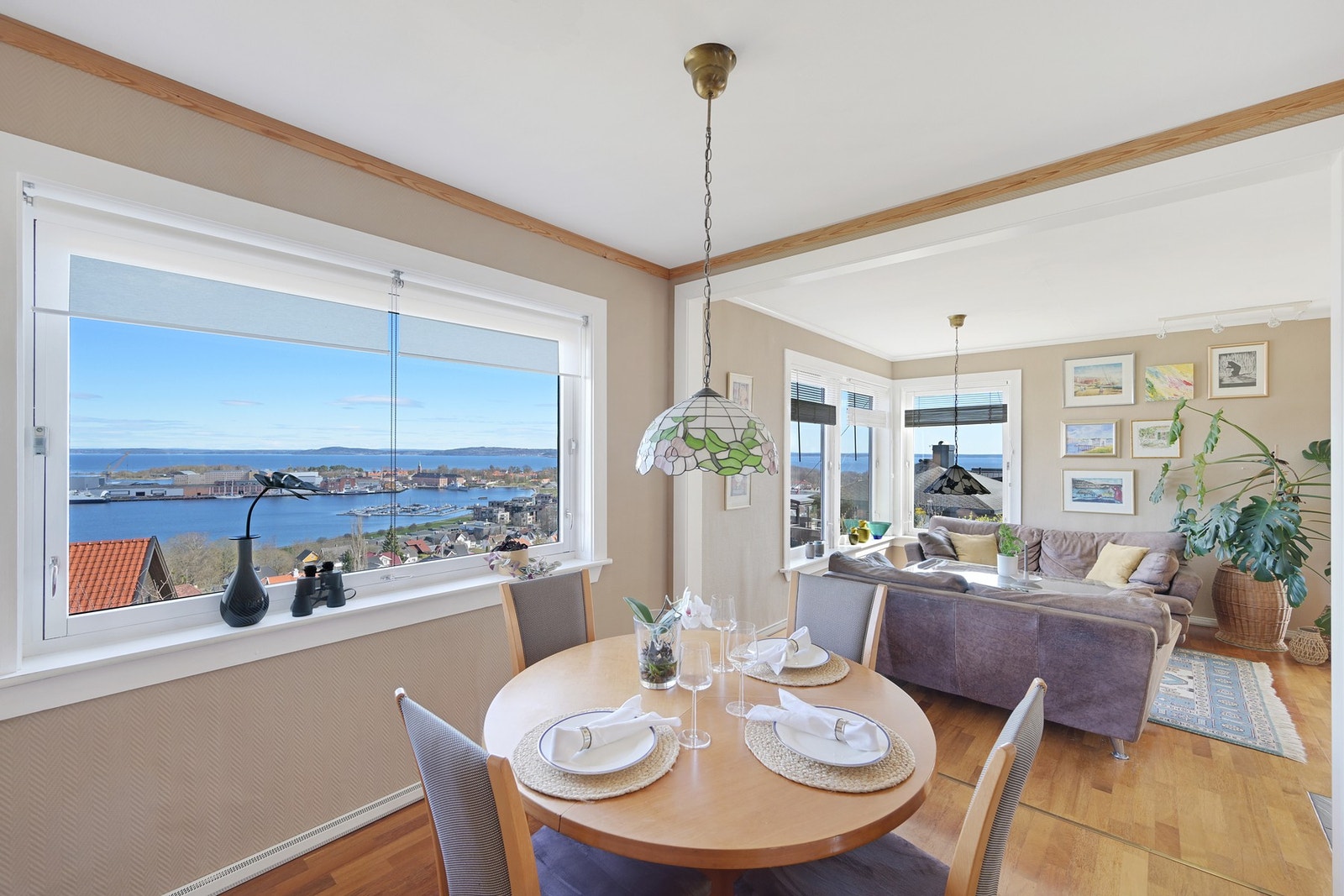 Åpen løsning mellom stue og spisestue Galleribilde