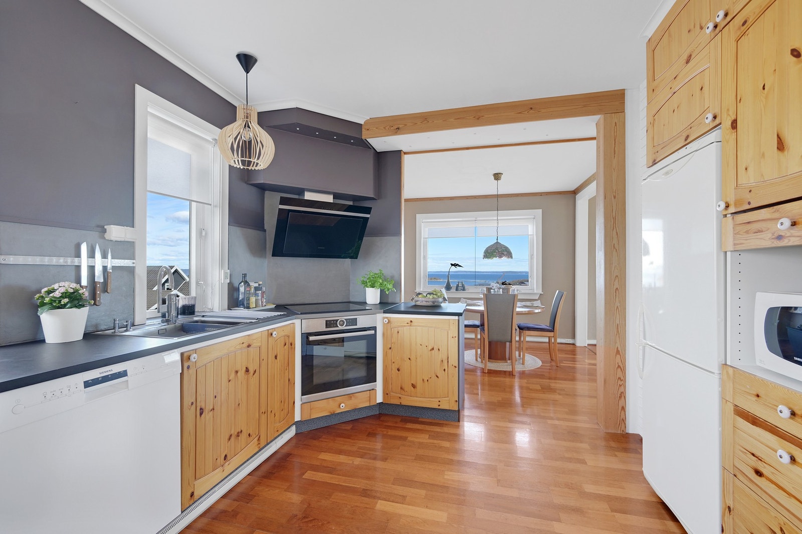 Det er godt med benkeplass og nyere hvitevarer inkludert et praktisk kjølehjørne med nytt aggregat Galleribilde