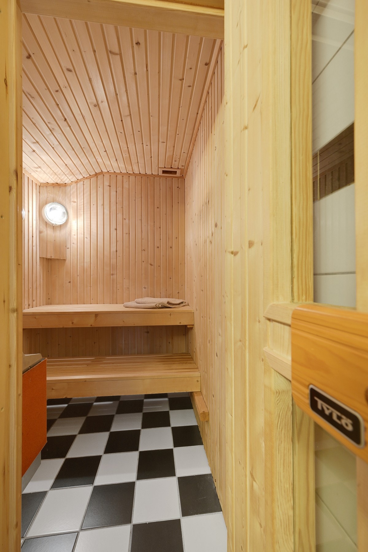 Badstuen har lyst treverk og justerbare trebenker, men Tylø-ovnen er frakoblet p.g.a jordfeil. Alternativ bruk er tørkerom. Galleribilde