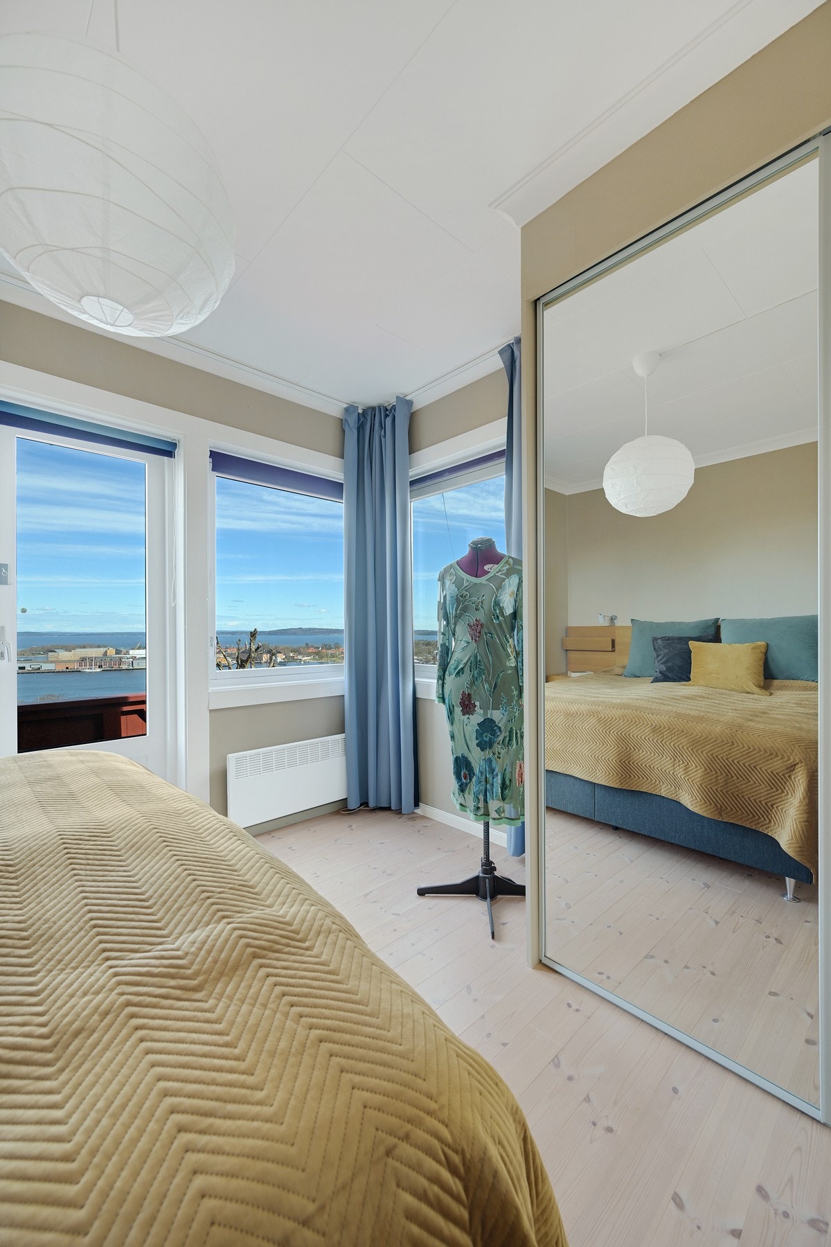 Utsikt fra egen seng til fjorden og vakre soloppganger Galleribilde