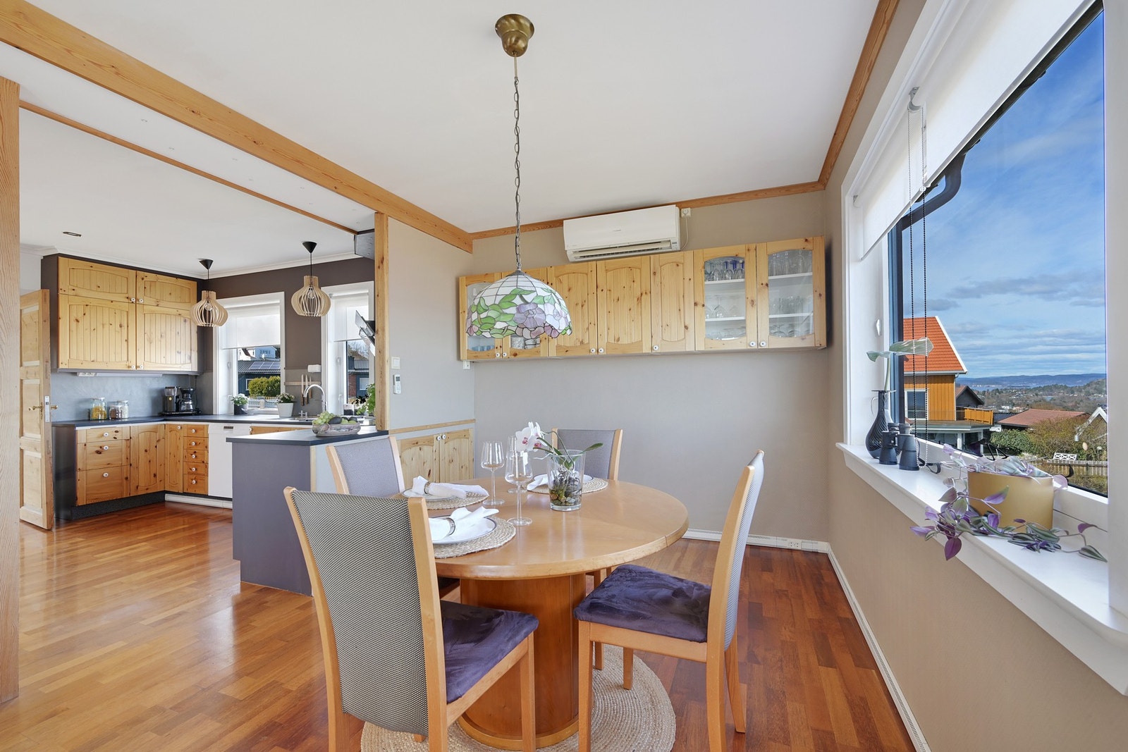 Kjøkken/allrom har samme merbau parkett som stuene Galleribilde