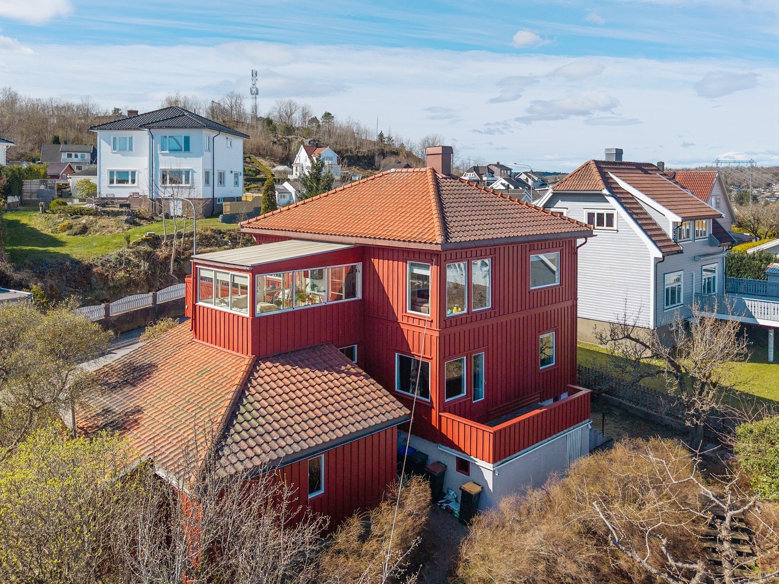 Her ser vi fasaden mot syd/øst med lufteveranda i første etasje og baksiden av sykkelbod Galleribilde