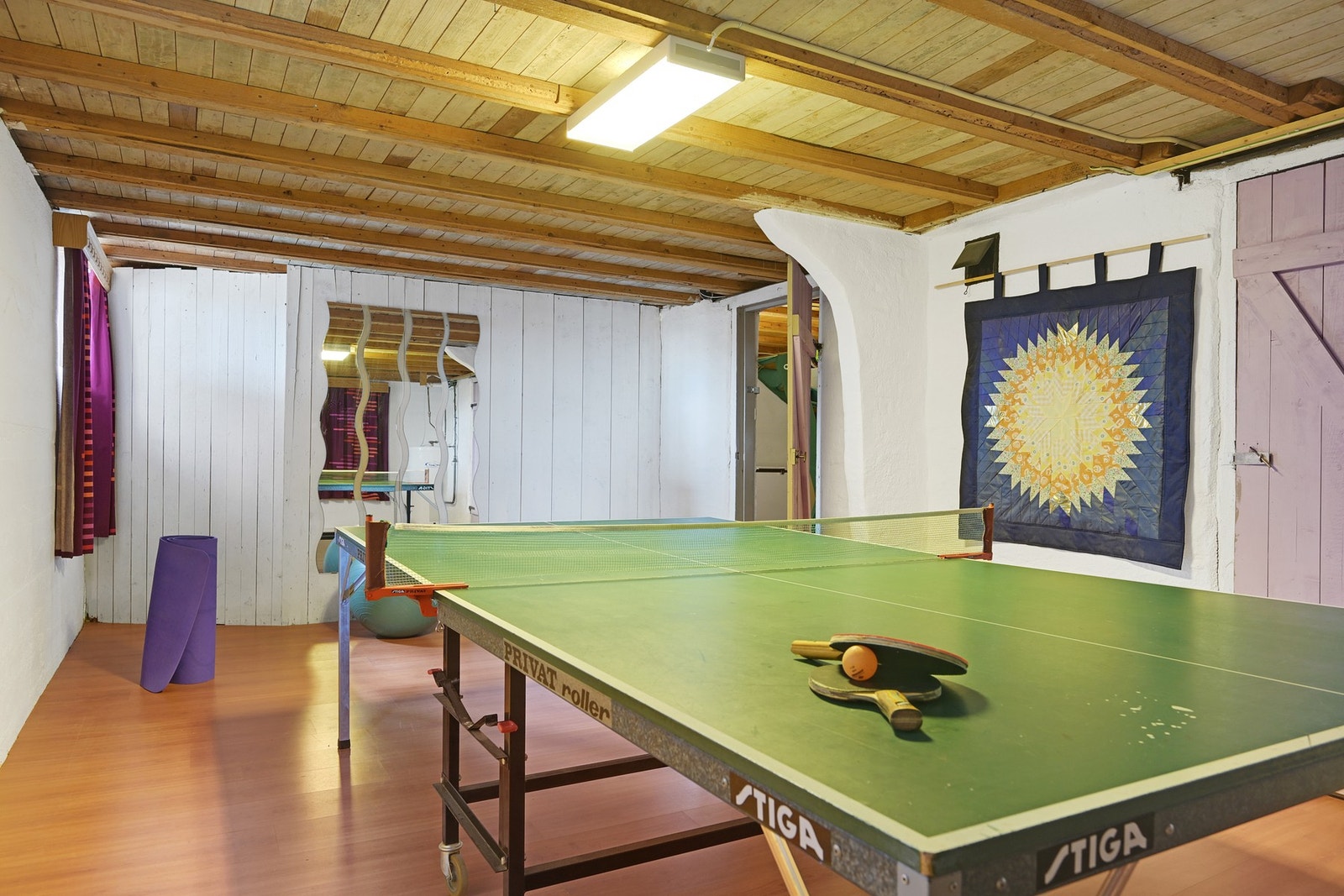 I motsatt ende av huset og i kjelleren finner vi bl.a. dette rommet som kan brukes til trimaktiviteter Galleribilde