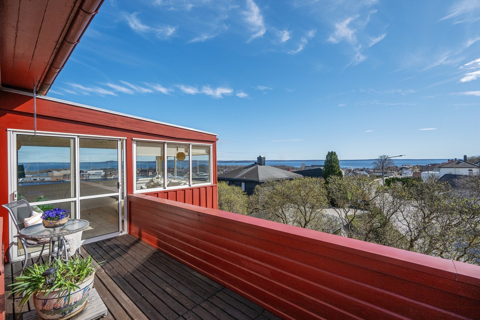 Fra vinterhagen er det utgang til en lun og solrik krok på terrassen Galleribilde