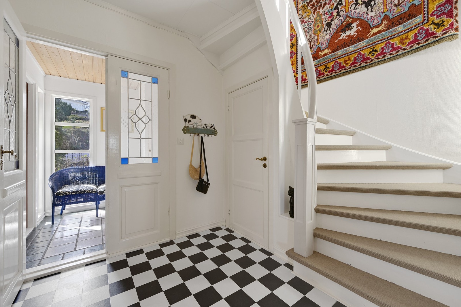 Da er vi i hallen og forsetter opp trappen til 2. etasje Galleribilde