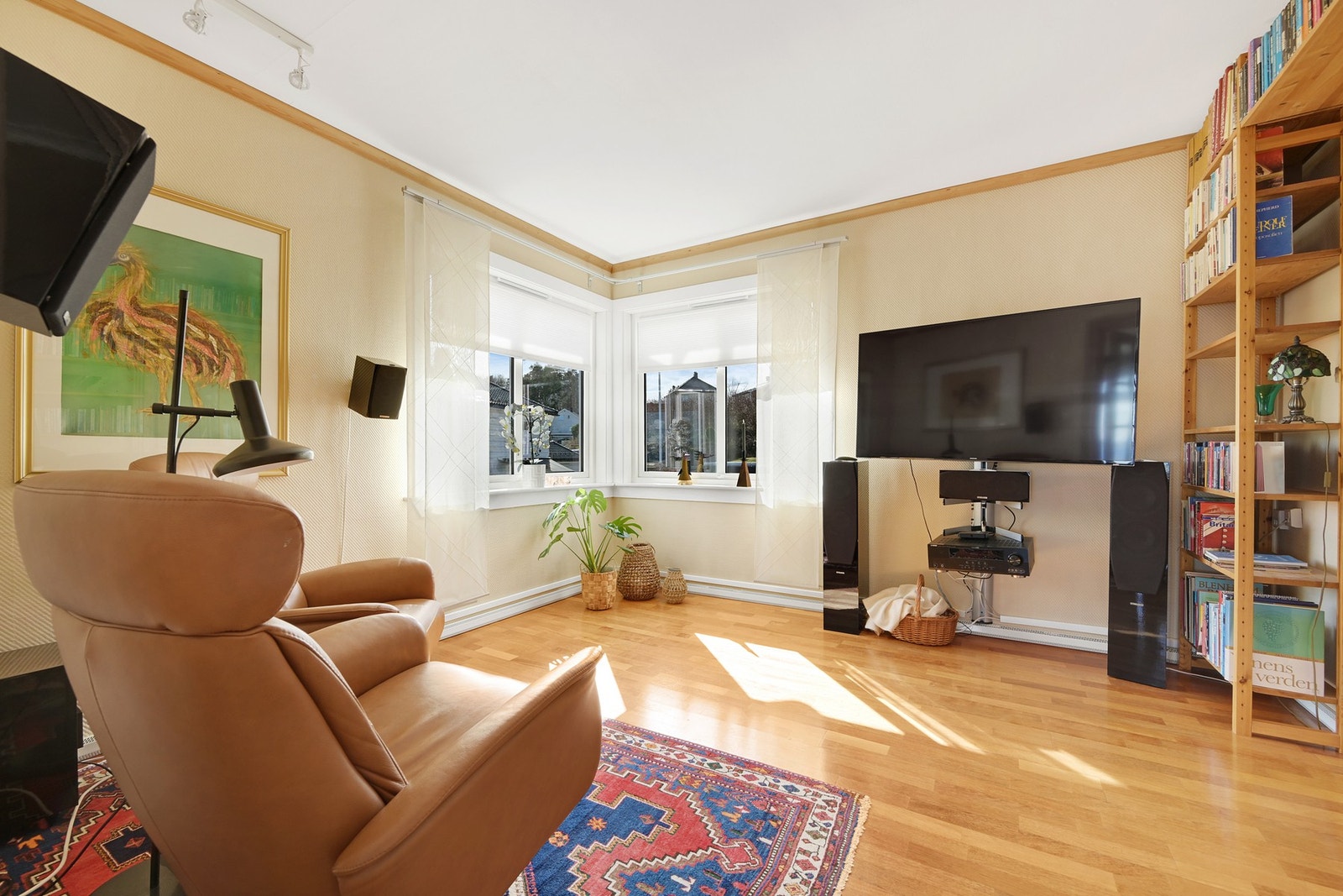 TV-stua er adskilt fra stua med en dobbel glassdør Galleribilde