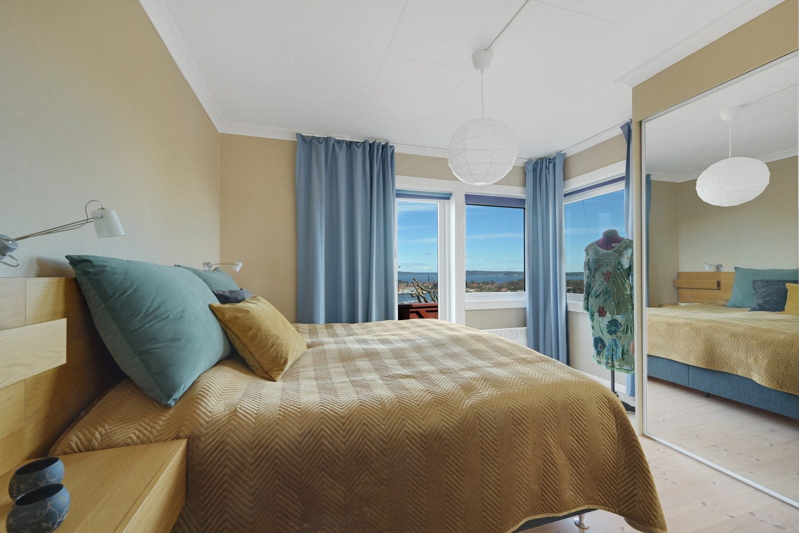 Hovedsoverom med furugulv, skyvedørsgarderobe og utgang til lufteveranda Galleribilde