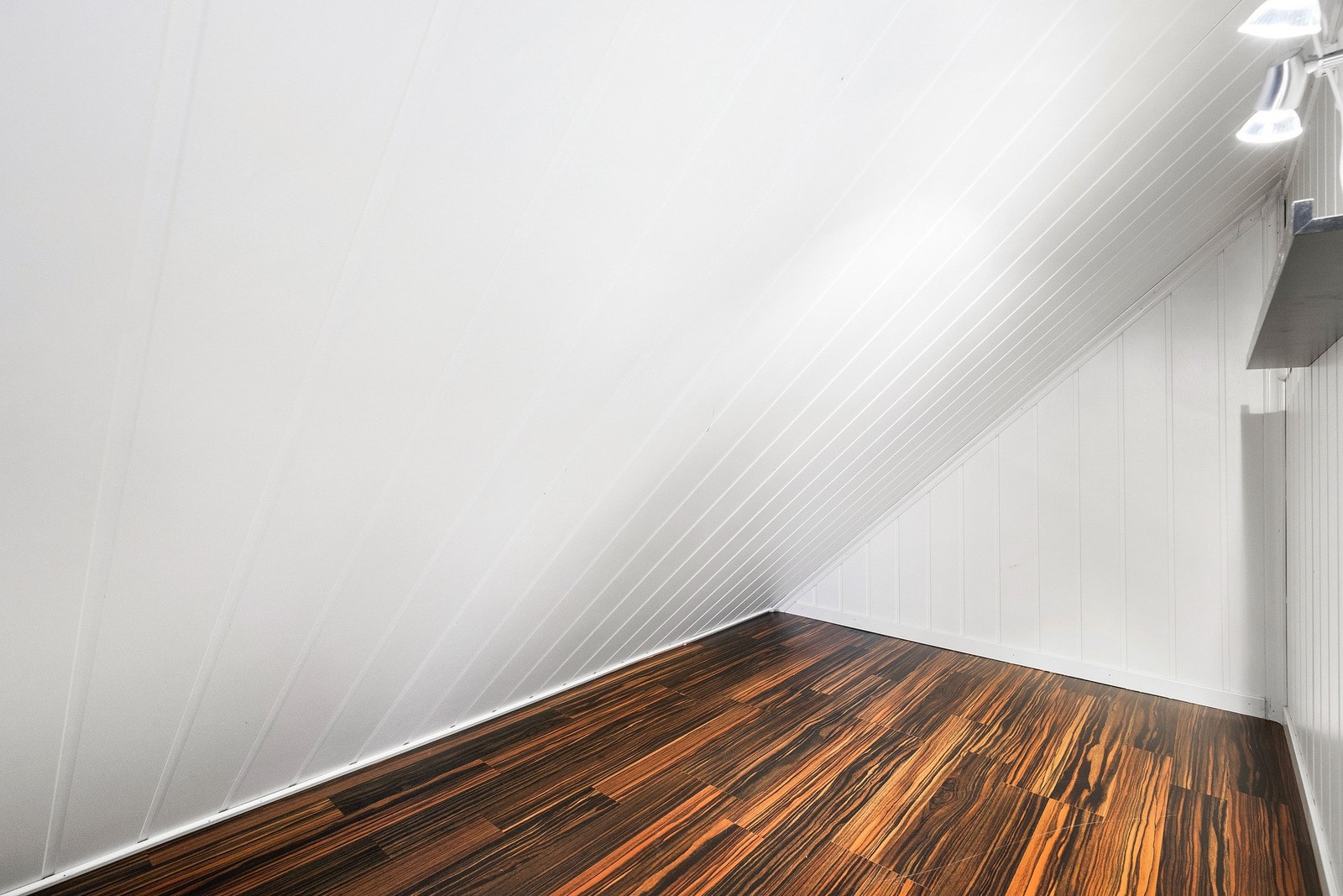 Kneloft med rom for mye oppbevaring. Galleribilde