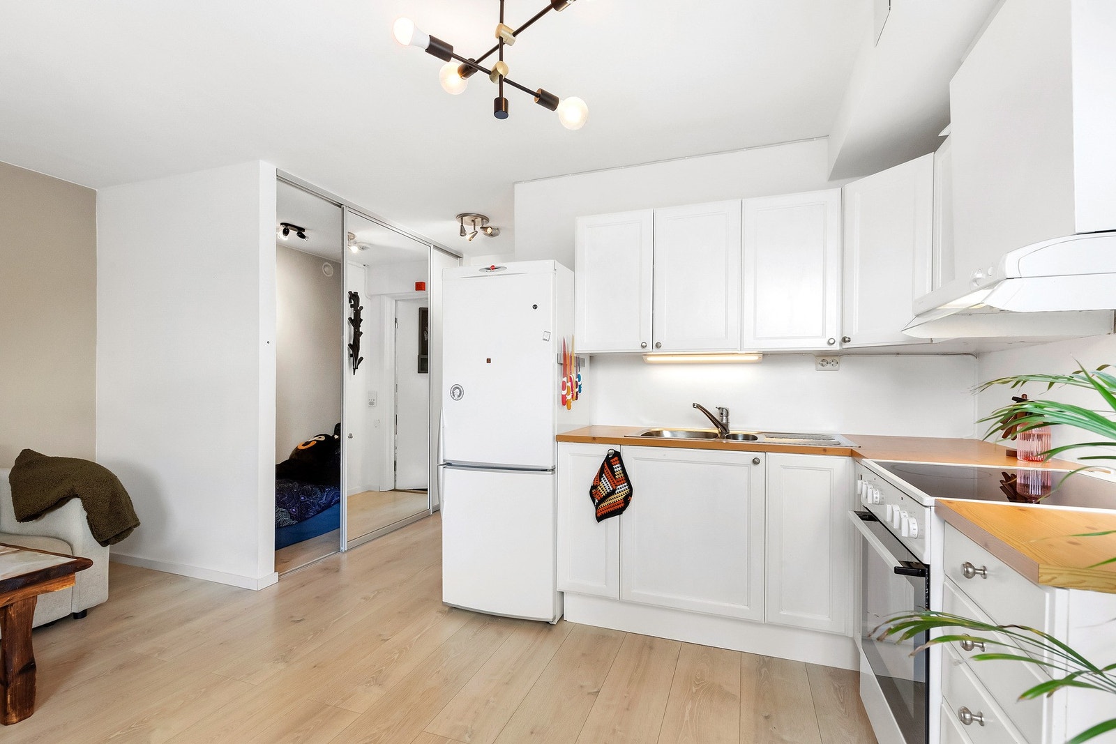 Lyst kjøkken med tidløse fronter. Galleribilde