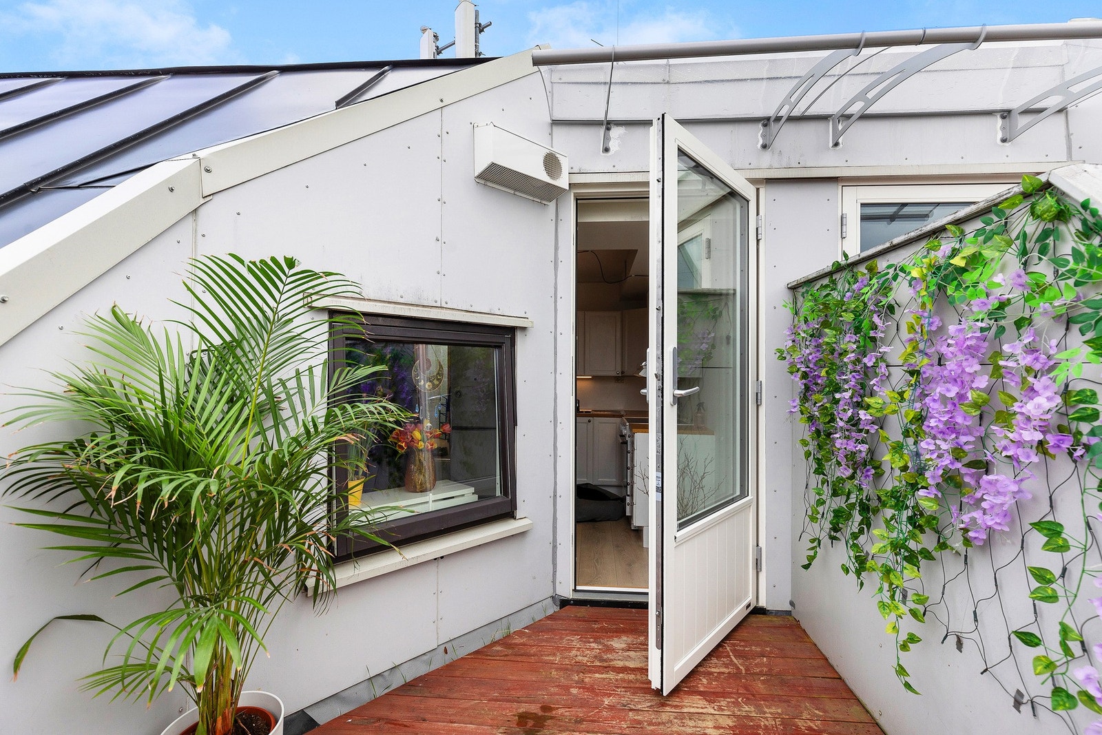 Vertvendt balkong med gode solforhold. Galleribilde