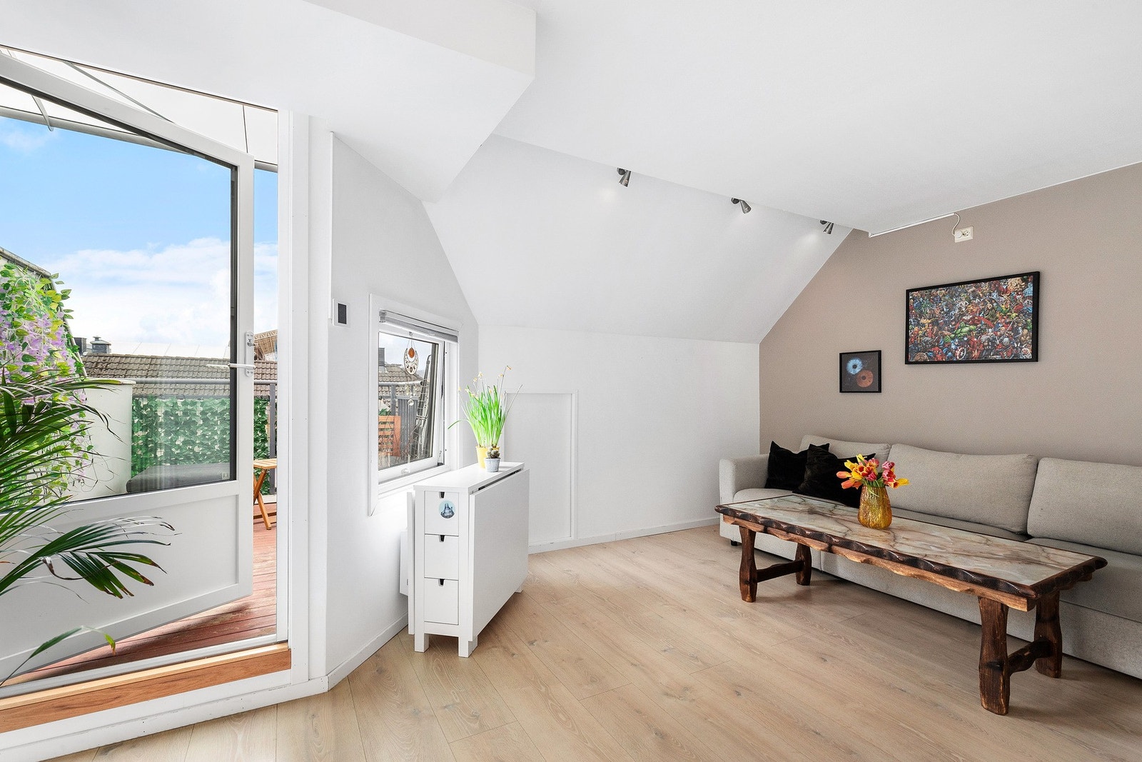 Stue/kjøkken er på 17,5m² og har adkomst til kneloft på 4m². Galleribilde